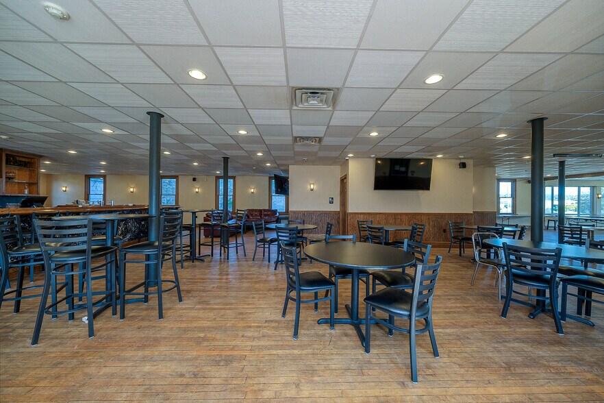 More Photos Of 1 Main St, Lyndora Restaurant For Lease