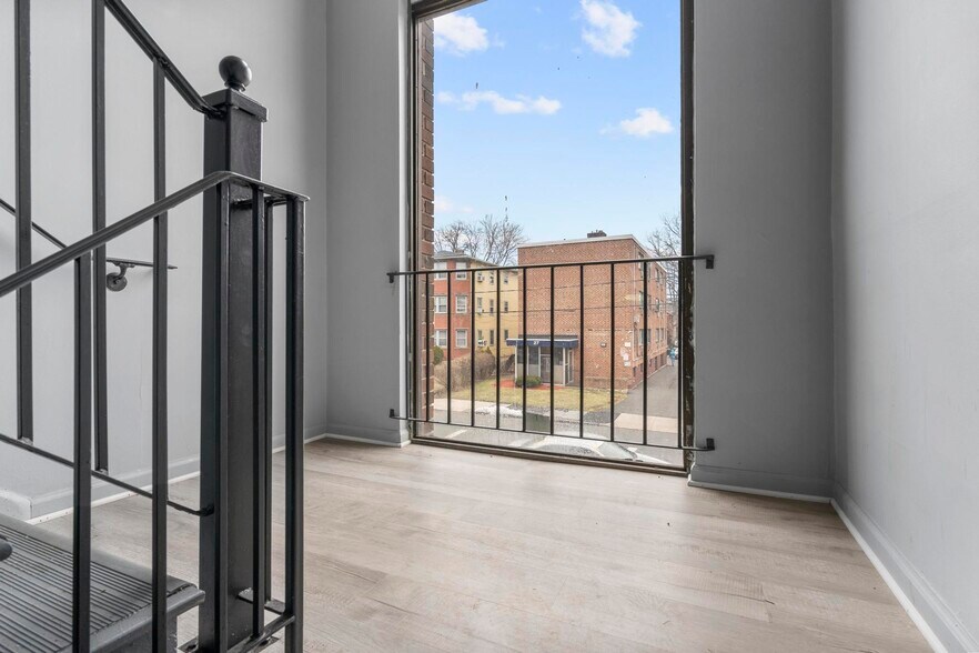 More Photos Of 36 Huntington St, Hartford Apartments For Sale