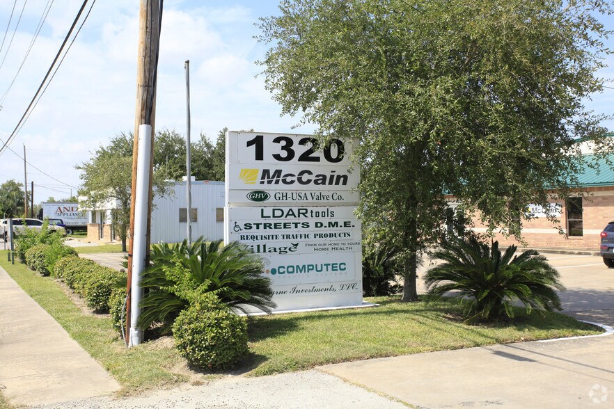 More Photos Of 1320 Highway 3 S, League City Warehouse For Lease