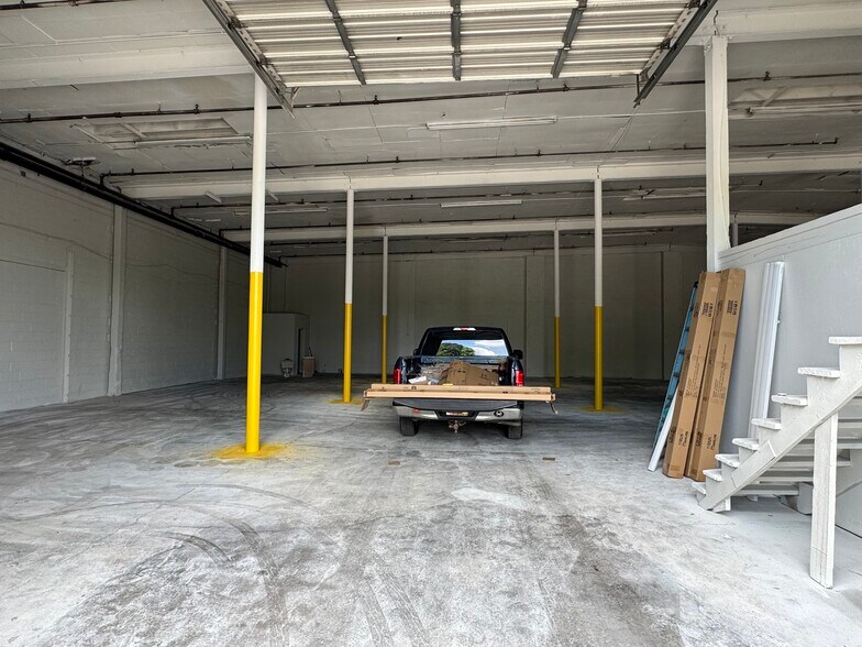 More Photos Of 12105 Acton Ln, Waldorf Warehouse For Lease