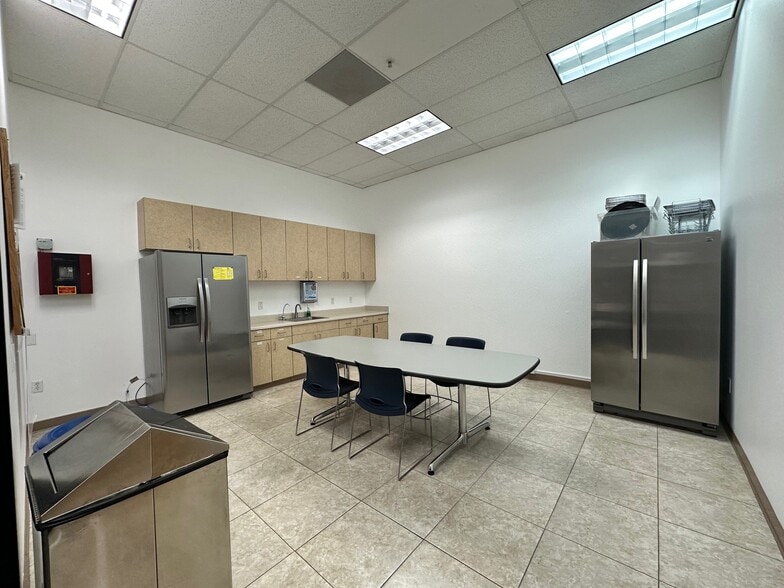 More Photos Of 930-932 Hamlin Ct, Sunnyvale Research And Development For Lease