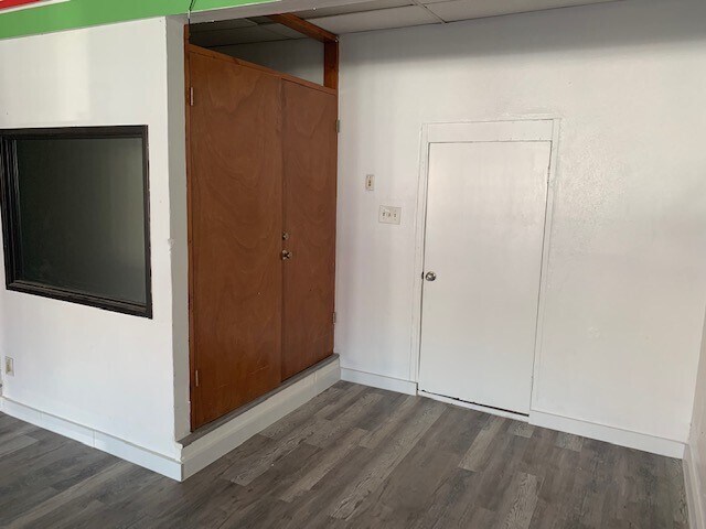 More Photos Of 2706 Samuell Blvd, Dallas Storefront For Lease