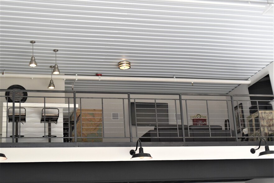 More Photos Of 2108-2260 Ferry Rd, Naperville Showroom For Sale