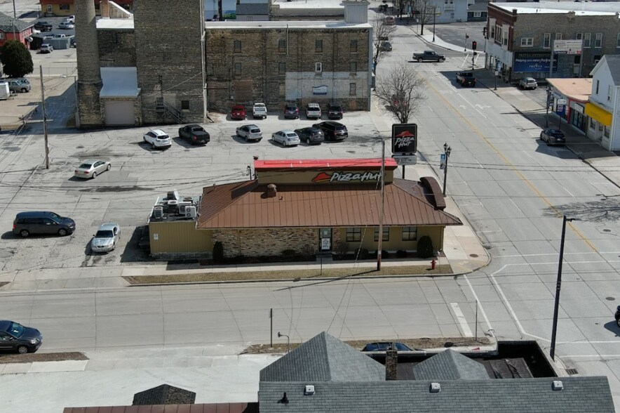 More Photos Of 1022 Washington St, Manitowoc Freestanding For Sale