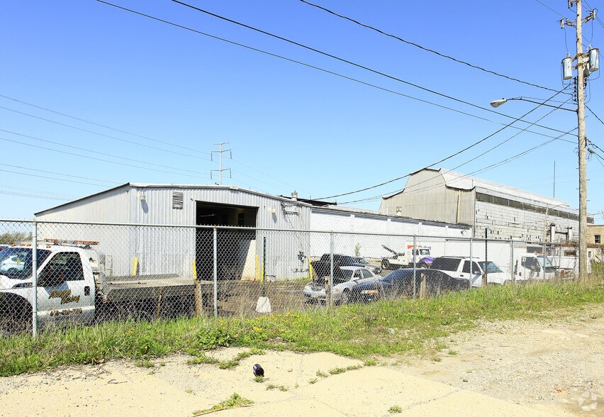 More Photos Of 1 W Interstate St, Bedford Warehouse For Lease