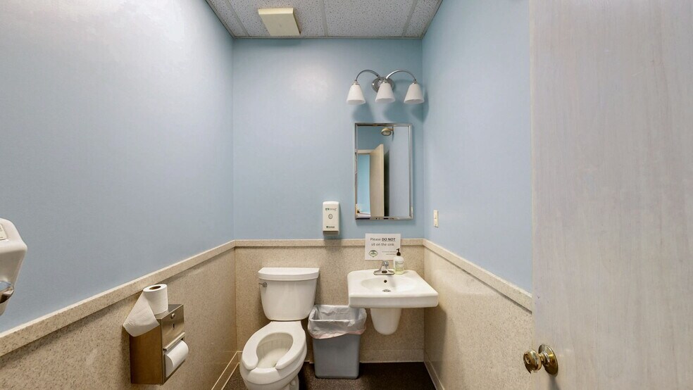 More Photos Of 1701 Spring St, Jeffersonville Medical For Sale