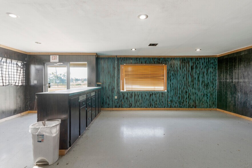 More Photos Of 600 W Cherry St, Cushing Warehouse For Lease