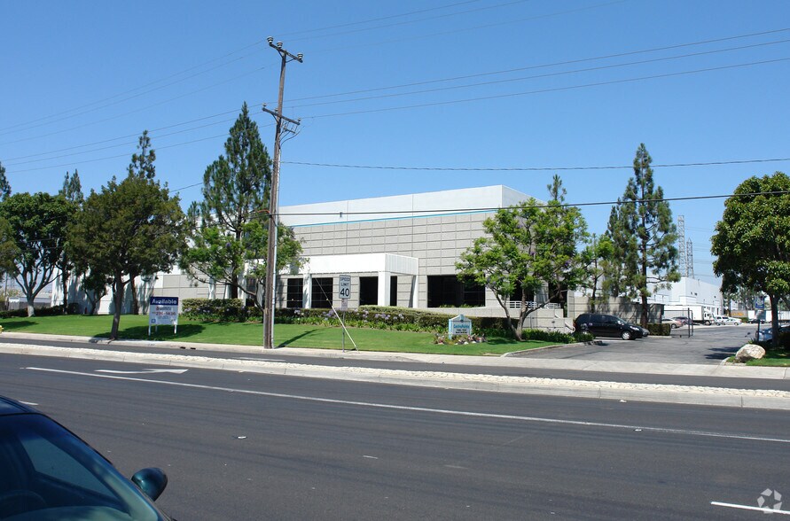 More Photos Of 17230-17258 S Main St, Gardena Distribution For Lease
