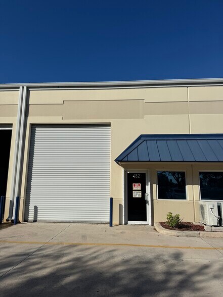 More Photos Of 450-494 NW Lake Whitney Pl, Port Saint Lucie Warehouse For Lease