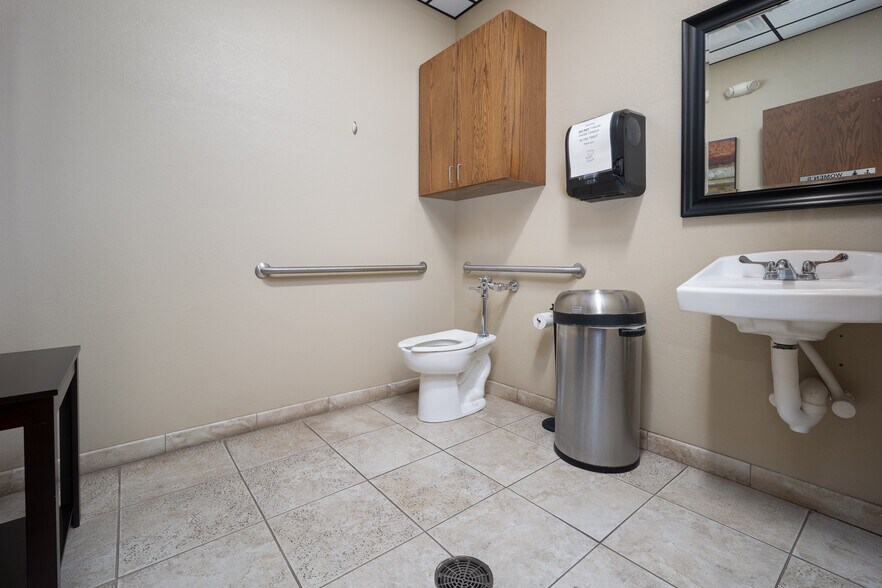 More Photos Of 4200 Carriage Way, Weatherford Medical For Lease
