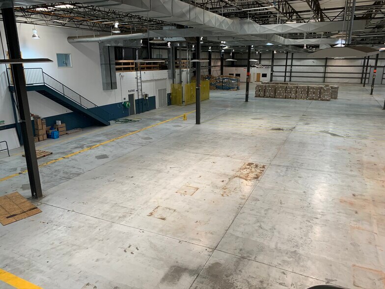 More Photos Of 221 Progress Pky, Franklin Warehouse For Lease