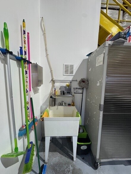 More Photos Of 12601 NW 115th Ave, Medley Warehouse For Lease