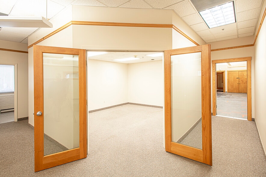 More Photos Of 320 Riverside Dr, Florence Office For Sale