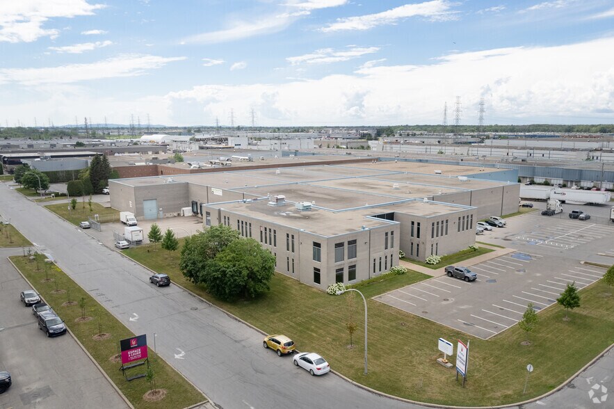 More Photos Of 3440 Av Francis-Hughes, Laval Warehouse For Lease