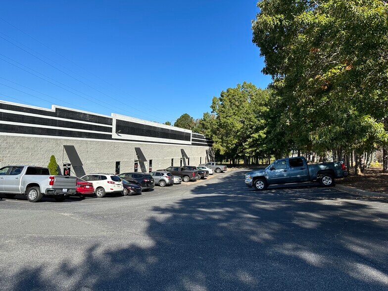 More Photos Of 128 Commercial Dr, Mooresville Warehouse For Lease
