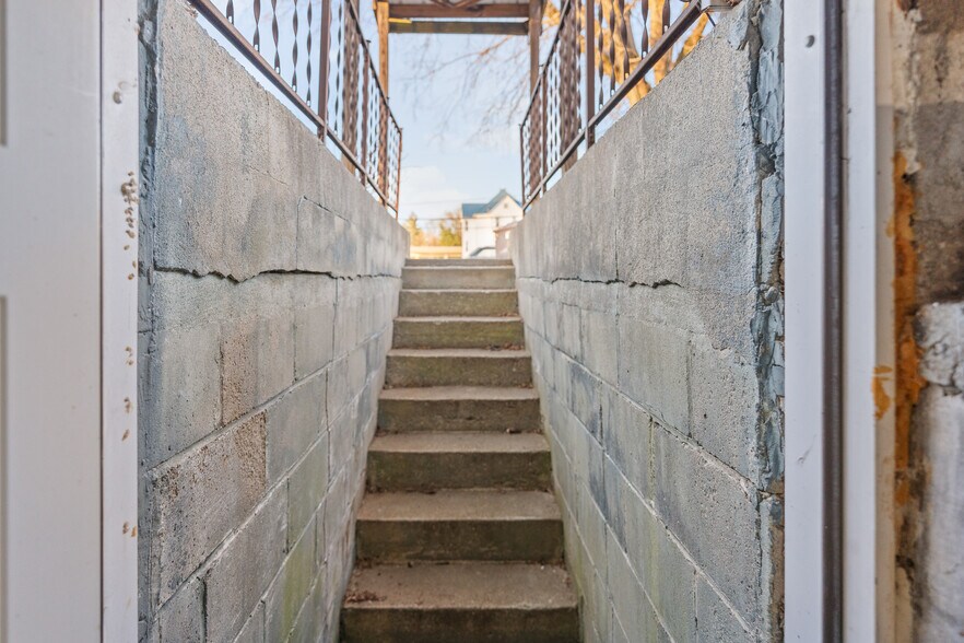 More Photos Of 223 Helm St, Elizabethtown General Retail For Sale