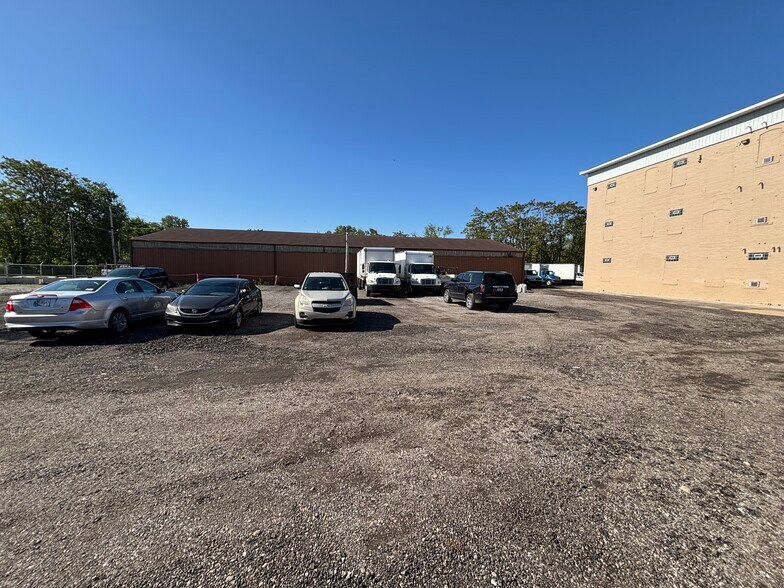More Photos Of 2826 Barnes Ave, Indianapolis Warehouse For Lease