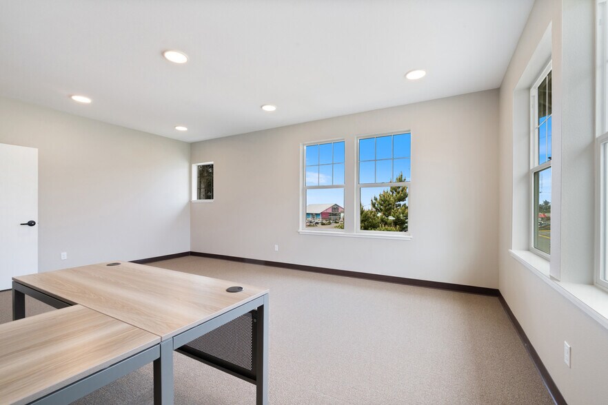 More Photos Of 2210 NE 22nd St, Lincoln City Office For Lease