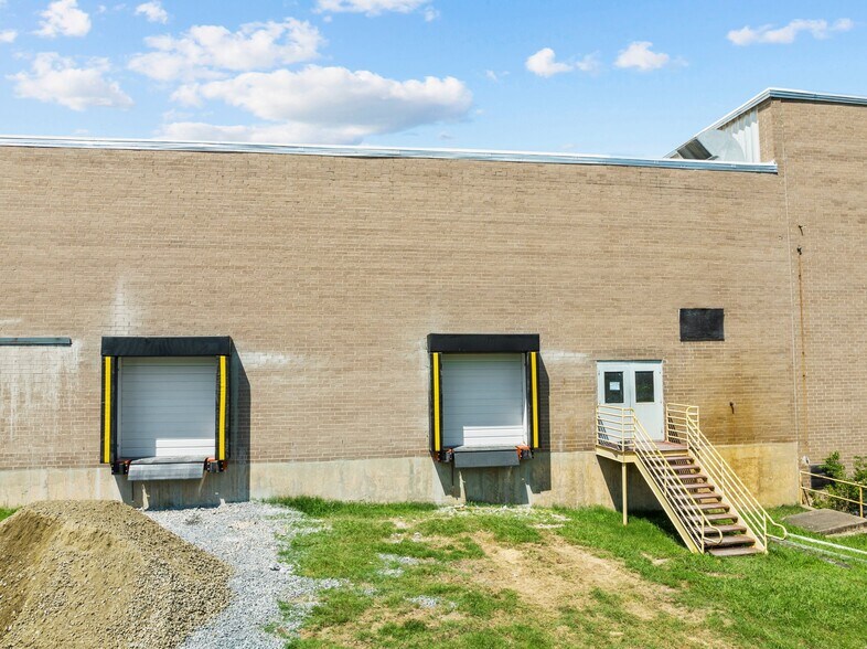 More Photos Of 327 Lewis St, Oxford Distribution For Lease