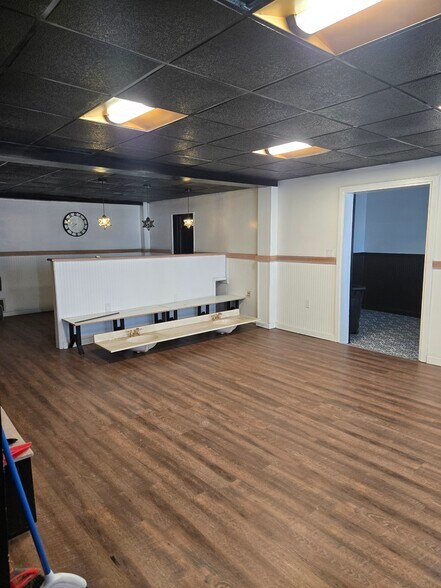 More Photos Of 8 W Broadway, Etters Office For Sale