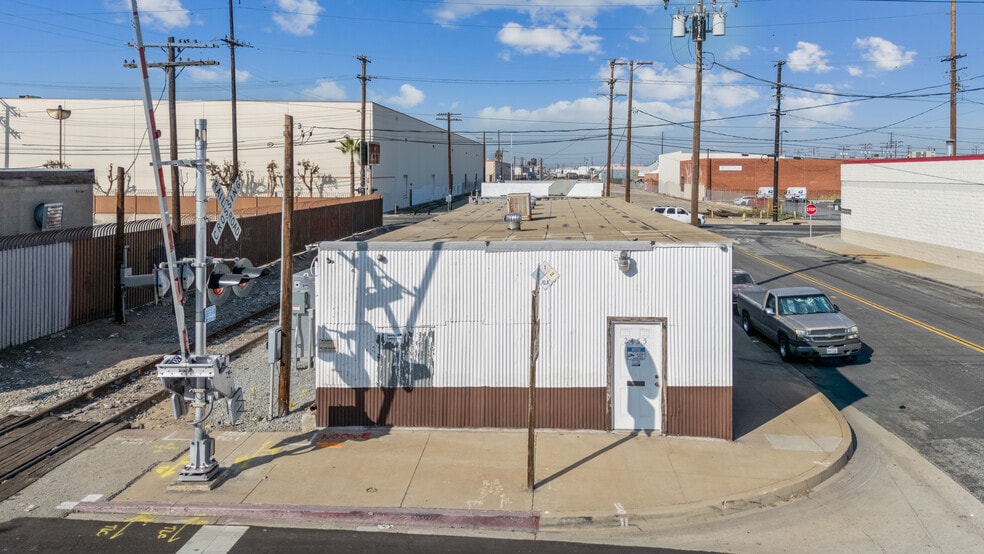 More Photos Of 2455 E 52nd St, Los Angeles Warehouse For Sale