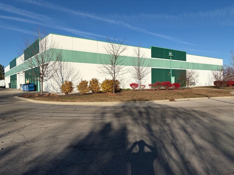 More Photos Of 300 Gregory Ct, Shorewood Warehouse For Sale