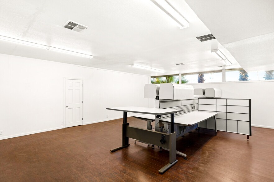 More Photos Of 830 E Sahara Ave, Las Vegas Office For Sale