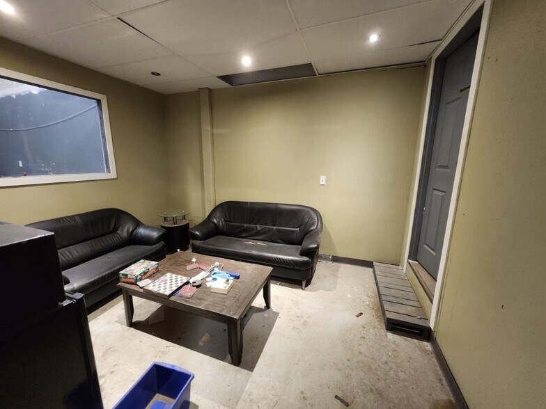 More Photos Of 9742 54 Av NW, Edmonton Showroom For Lease