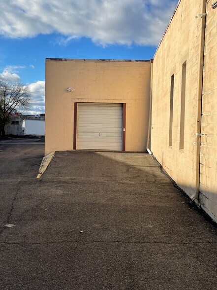 More Photos Of 150 Commerce Rd, Carlstadt Warehouse For Lease