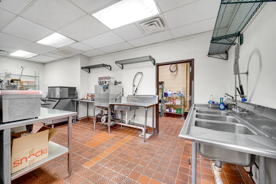 More Photos Of 5540 New Wilke Rd, Rolling Meadows Restaurant For Sale