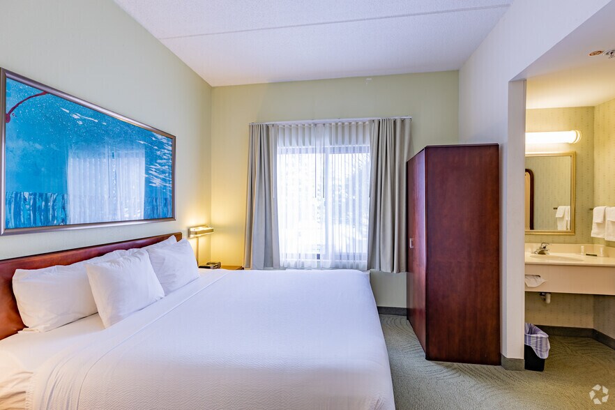 More Photos Of 16 Trinity Point Dr, Washington Hotel For Sale