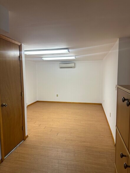More Photos Of 180 Sargeant Ave, Clifton Warehouse For Lease