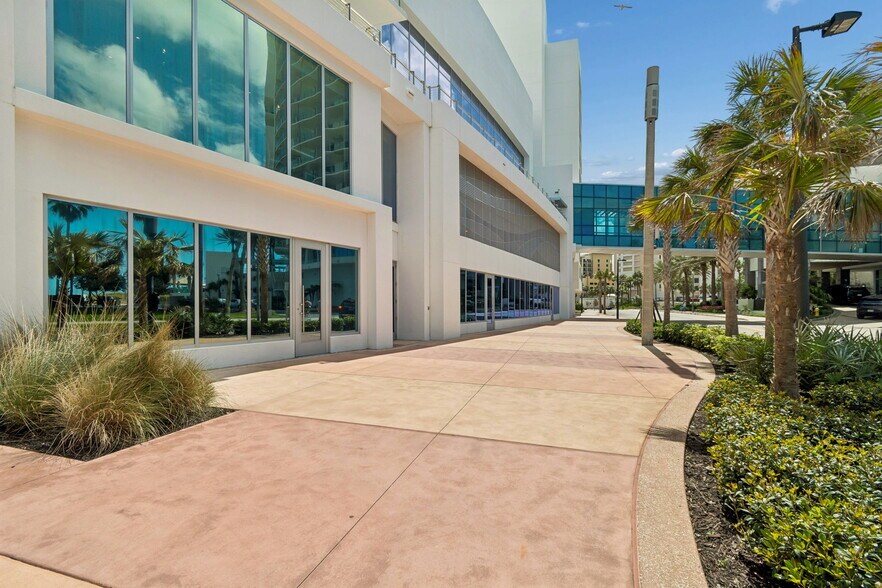 More Photos Of 400 Coronado Dr, Clearwater Beach Hotel For Lease