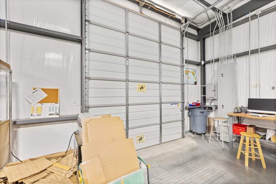 More Photos Of 220 Ibis St, Webster Showroom For Lease