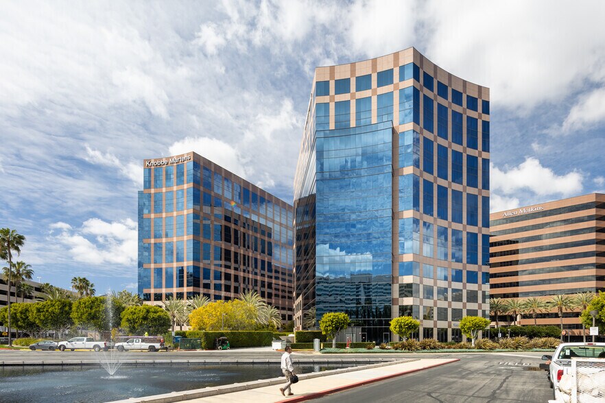 More Photos Of 2040 Main St, Irvine Unknown For Lease