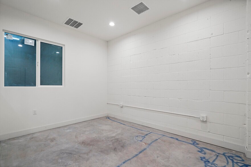 More Photos Of 10926 Randall St, Sun Valley Warehouse For Lease