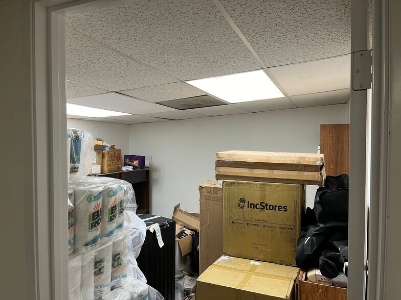 More Photos Of 18307 Napa St, Northridge Warehouse For Lease