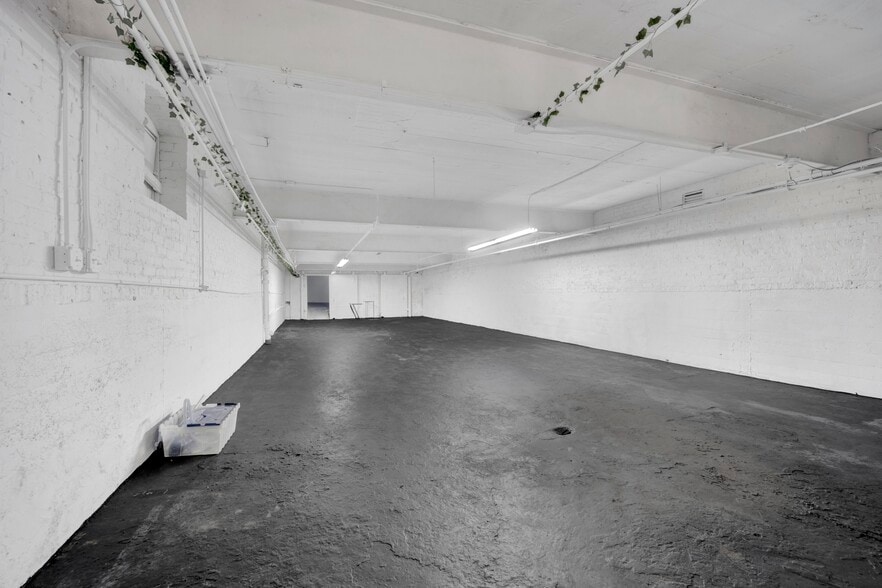 More Photos Of 7055 N Clark St, Chicago Storefront Retail Residential For Lease