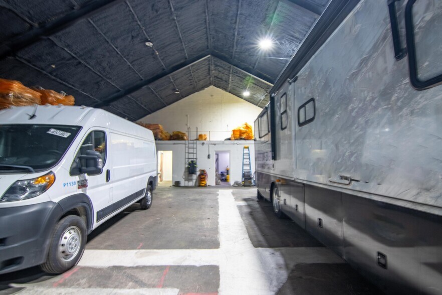 More Photos Of 3284 Morris St, Saint Petersburg Warehouse For Lease