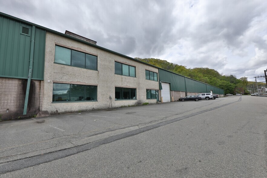 More Photos Of 126 E Dickerson St, Dover Warehouse For Lease