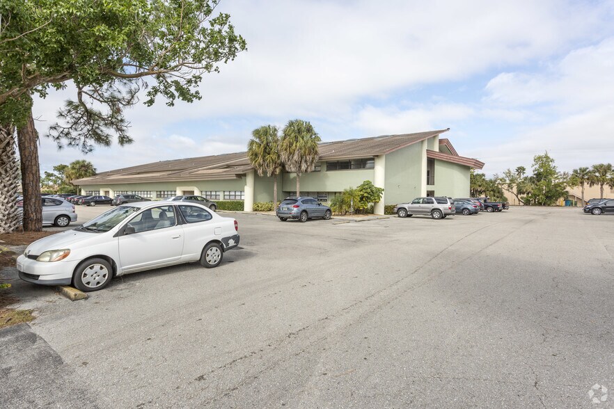More Photos Of 12811 Kenwood Ln, Fort Myers Office For Lease