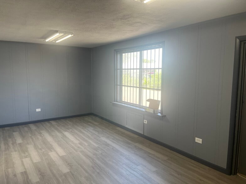 More Photos Of 16725 Richmond Ave, Hazel Crest Warehouse For Lease