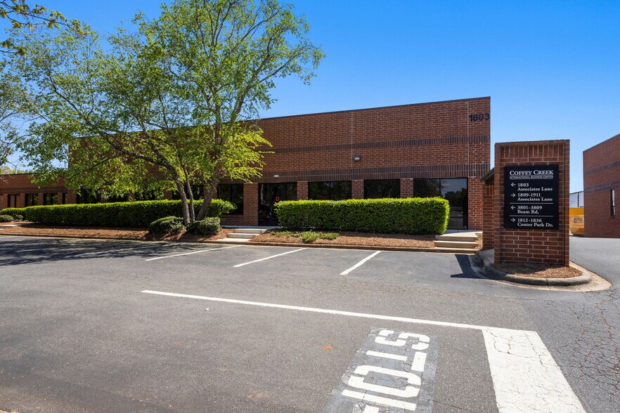 More Photos Of 1803 Associates Ln, Charlotte Showroom For Lease