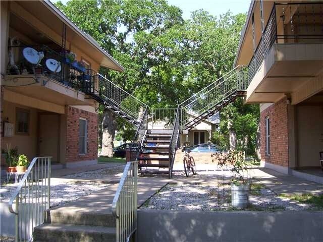 Primary Photo Of 208-210 N Vanderveer St, Burnet Apartments For Sale