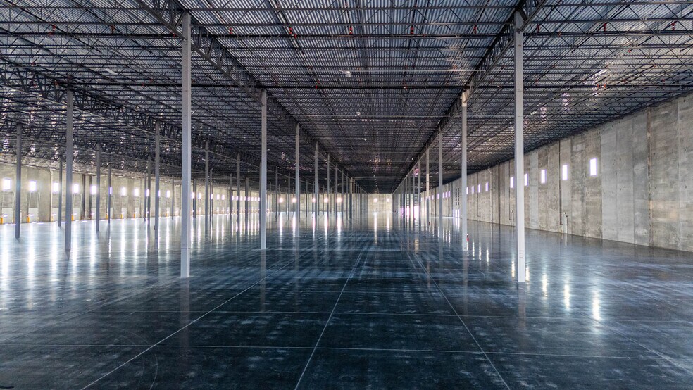 More Photos Of 7955 W 59th St, Summit Warehouse For Lease