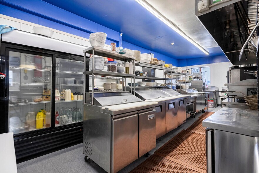 More Photos Of 7588 N Broadway, Red Hook Specialty For Sale