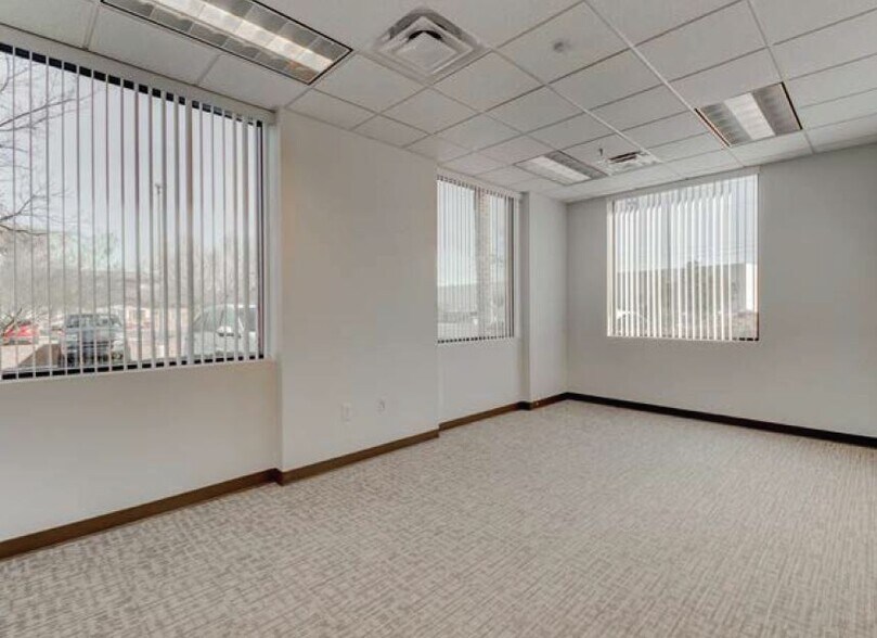 More Photos Of 5888 W Sunset Rd, Las Vegas Office For Sale