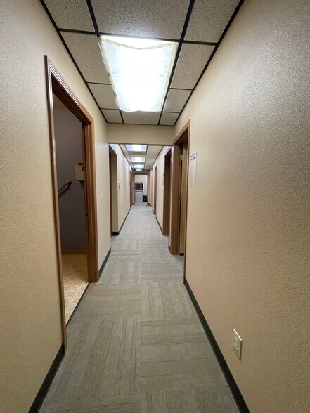 More Photos Of 1320-1326 Meridian Dr, Woodburn Office For Lease