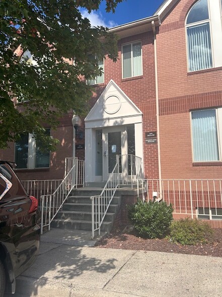 More Photos Of 22648 Glenn Dr, Sterling Office For Sale