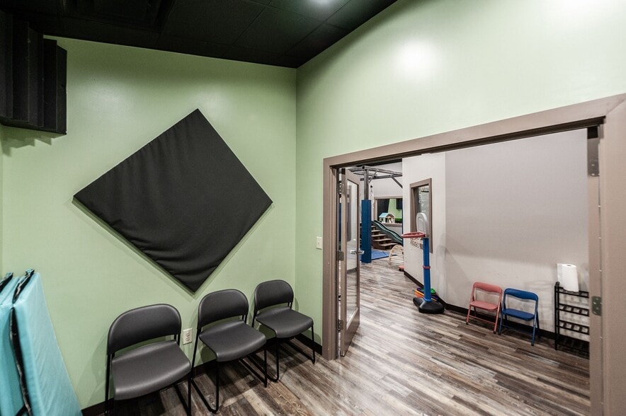 More Photos Of 20 Executive Park Dr, Hendersonville Loft Creative Space For Sale